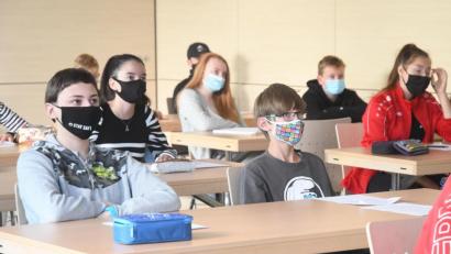 Symbolbild: Gabi Schönberger
Bleibt die 7-Tage-Inzidenz fünf Tage lang unter 100, dann gilt für alle Schüler in der Stadt Weiden und im Landkreis Neustadt/WN im Laufe der nächsten Woche Präsenz- und Wechselunterricht. Nicht nur die Schüler der Markus-Gottwalt-Schule in Eschenbach (hier ein Foto vom Schulbeginn) dürfte das freuen.
