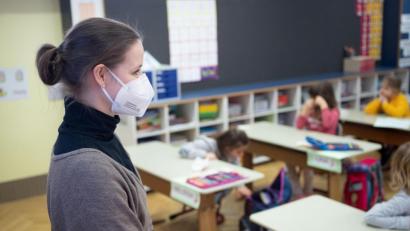 Symbolbild: Sebastian Gollnow, dpa
Eine Lehrerin, die eine FFP2-Maske trägt, unterrichtet die Kinder in einer Grundschul-Klasse.