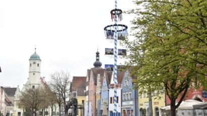 Bild: hcz
Seit Samstag ziert die Innenstadt ein 23 hoher Maibaum.