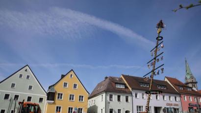 Bild: njn
Am Freitagmorgen stellte der städtische Bauhof den Maibaum auf.