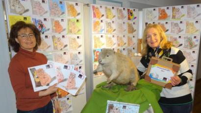 Bild: Stadt Tirschenreuth/exb
Die MQ-Mitarbeiterinnen Herta Zölch (rechts) und Erika Rahm freuten sich über zahlreiche Biber-Billy-Bilder