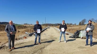 Bild: Stadt Marktredwitz/exb
Im Neubaugebiet Hammerberg-West begrüßte Oberbürgermeister Oliver Weigel (von links) Alexander Root und David Regnet als Feldgeschworene. Ihr Ansprechpartner bei der Stadt ist Alexander Letz.