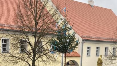 Bild: amö
Auch heuer ziert ein Maibaum am Brunnen den Marktplatz in Winklarn.