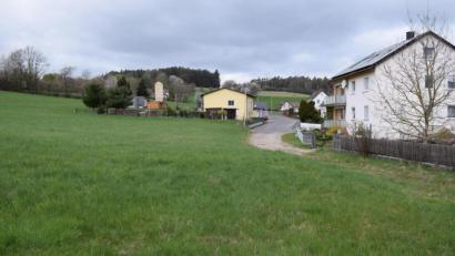 Bild: bnr
Am Almweg sollen drei dreigeschossige Mehrfamilienhäuser mit achtzehn Wohneinheiten gebaut werden. Bei den Anliegern erzeugt dies regen Widerspruch.