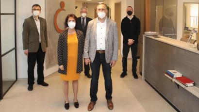 Bild: njn
Aufgrund der Corona-Pandemie fand die kirchliche Segnung in einem ganz kleinen Rahmen in den neuen Praxisräumen von Allgemeinarzt Adrian Kottas (vorne rechts mit Ehefrau Andrea) statt. Mit auf dem Bild (hinten von links) Pfarrer Martin Besold, Bürgermeister Johannes Reger und Pfarrer Christoph Zeh.