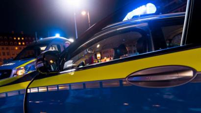 Symbolbild: Monika Skolimowska/dpa
Streifenwagen der Polizeiinspektionen Sulzbach-Rosenberg und Amberg waren am Samstag unterwegs, weil ein 28-jähriger Amberger offensichtlich ausgerastet war..