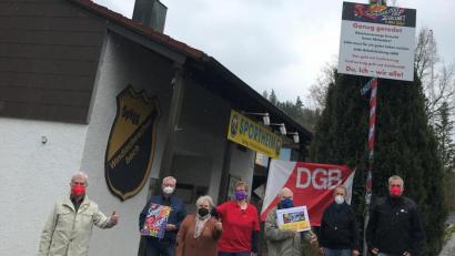 Bild: dgb/exb
„Solidarität ist nicht nur am 1. Mai unser Motto, sondern 365 Tage im Jahr. Dafür treten wir Gewerkschafter gemeinsam ein“, sagte der Regionssekretär der Oberpfalz Peter Hofmann (rechts) bei der Aufstellung des Freiheitsbaums im kleinen Kreis in Windischeschenbach. Mit dabei Manfred Haberzeth, der Sprecher des Ortskartells Windischeschenbach (links).
