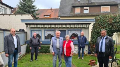 Bild: fvo
Im Garten am Hopfengarten gratulierten OWV-Vorsitzender Roman Bauer (links), VdK-Ortsvorsitzender Heinz Greim (Zweiter von links) Karl Völkl (Zweiter von rechts) und Bürgermeister Josef Beimler (rechts) Johann Reil (im Bild mit Ehefrau Klara) zum 85. Geburtstag.