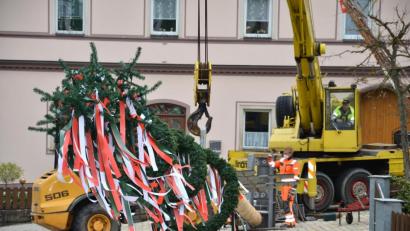 Bild: fjo
Beinahe gespenstisch ruhig verläuft das Aufrichten des Marktplatz-Maibaums im Grenzort Waidhaus mit Autokran und zwei Bauhof-Mitarbeitern.