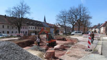 Bild: ow
Ein Drittel des Straßenkoffers ist bereits ausgebaggert und mit Granitschotter aus dem Fichtelgebirge verfüllt. Momentan wird das Erdreich bei der ersten Sichelkurve östlich des Kriegerdenkmals ausgehoben.