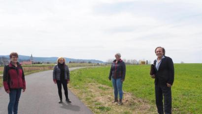 Bild: ws
Die Initiatoren des Bürgerbegehrens wollen die Betriebsansiedlung der Ziegler-Group an dem geplanten Standort verhindern (von links): Cornelia Schwamberger, Doris Kraus, Anna Schwamberger und Roman Mühlmeier.