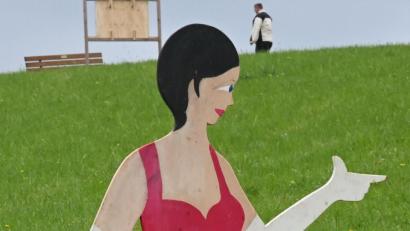 Bild: gf
Seit der Walpurgisnacht zieht diese Figur zwischen Poppenricht und Schäflohe die Blicke auf sich.