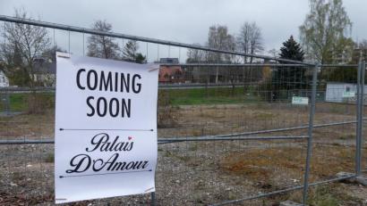 Bild: rn
Das Transparent am Absperrzaun des künftigen Pfarrheimes, das in der Nacht zum 1. Mai dort angebracht wurde, lässt Spielraum für Interpretationen.