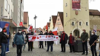 Bild: Petra Hartl
Ein kleiner Kreis von Gewerkschaftern knüpft am Tag der Arbeit an die Tradition der Maifeiern in Sulzbach-Rosenberg an.
