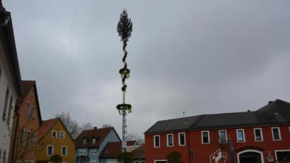 Bild: jr
Dieses Bild präsentierte sich den Konnersreuthern am Samstagmorgen. Ein stattlicher Maibaum begrüßte sie am Therese-Neumann-Platz.