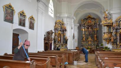 Bild: gi
Die Wieskirche „Zum Gegeißelten Heiland“ wurde von einer ehrenamtlichen Truppe gereinigt. Montag, 3. Mai, wird um 19 Uhr mit einer Pilgermesse das Wallfahrtsjahr eröffnet.