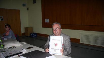 Bild: wro
Das gesammelte Werk "Haushaltsplan 2021" umfasst rund 260 Seiten. Erfreut über den einstimmigen Beschluss war Bürgermeister Toni Dutz.