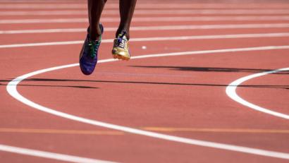 Symbolbild: Bernd Thissen
Ein Leichathlet auf einer Laufbahn: Auch Sportarten ohne direkten Kontakt sind momentan noch stark eingeschränkt wegen Corona.