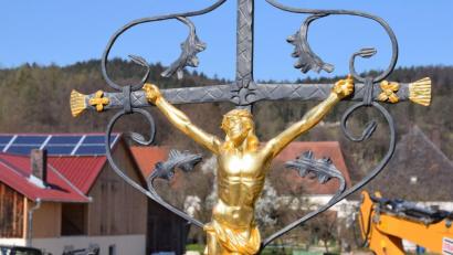 Bild: bö
Das Hohenburger Brückenkreuz erstrahlt in goldenem Glanz.