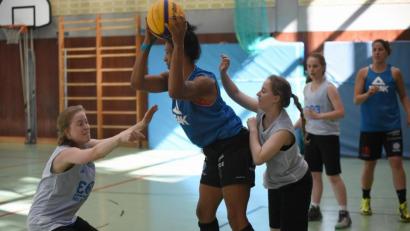 Bild: Tobias Schwarzmeier
Auch die hervorragende Verteidigungsarbeit der Neustädter Nachwuchstalente Linda und Marlene Märkl (von links) hilft gegen die 1,86 Meter große Bundesliga-Spielerin Amenze Obanor (am Ball) nur bedingt. Das U16-Team der DJK schafft gegen den Turniersieger "Bambussprossen 2.0" aber ein achtbares Ergebnis.