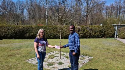 Bild: sne
Die Leiterin des Grafenwöhrer Missionskreises, Anita Heßler, überreicht 1000 Euro an Pfarrvikar Gilbert Mburu Kabiru. Er will damit ein Kinderheim in Kenia unterstützen.