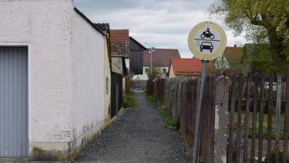 Bild: bnr
Das Befahren des Weges "Auf der Ram" ist ein Streitpunkt unter den Anliegern. Eine Lösung ist bisher nicht in Sicht.