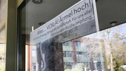 Bild: Gabi Schönberger
Eine Ausstellung für Fenstergucker: Die Schau "Voilá! Ärmel hoch!" im Neuen Rathaus lässt sich von draußen betrachten.