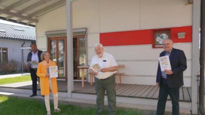 Bild: fvo
Bürgermeister Josef Beimler (von links), Koordinatorin Doris Völkl, Nikolaus Globisch und AOK - Beiratsvorsitzender Lothar Höher präsentieren das "Neun2727"-Sommerprogramm. Vorstellung