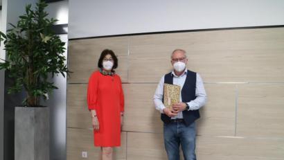 Bild: Matthias Sitzmann/exb
Realschuldirektorin Hannelore Reil-Heining gratulierte Johann Vollath.