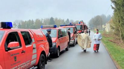 Bild: lg
Das nasskalte Wetter war kein Hindernis: Die Feuerwehr Oberviechtach und zahlreiche private Autobesitzer brachten ihre Fahrzeuge zur Segnung auf den Johannisberg.