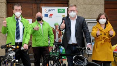 Bild: Stephan Huber
Daumen hoch zum Start der Aktion "Mit dem Rad zur Arbeit" in Amberg (von links): Thomas Bär und Stefan Schmidt (AOK), Oberbürgermeister Michael Cerny und Ambergs Klimaschutzmanagerin Corinna Loewert.