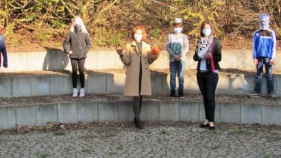 Bild: sei
Stolz zeigen die Schüler der Notbetreuung ihre aus Recycling-Material selbst gebastelten Kunstwerke wie Krone, Hut, Helm mit Visier sowie Stirnbänder mit Gehängen. Rektorin Elisabeth Graßler (vorne, von links) freute sich über das Engagement ihrer Schüler. Tschechischlehrerin Lenka Uschold weckte die Begeisterung in den Schülern und in Fachlehrerin Birgit Luber.