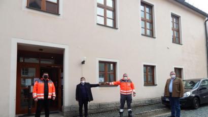 Bild: Maria Wagner/BRK Bärnau/exb
Im Pfarrheim Bärnau befindet sich jetzt eine Schnelltest-Station. Zum Auftakt übergab Pfarrer Konrad Amschl den Schlüssel an Bereitschaftsleiter Thomas Wagner. Mit dabei waren auch BRK-Kreisgeschäftsführer Holger Schedl (links) und Bürgermeister Alfred Stier (rechts).