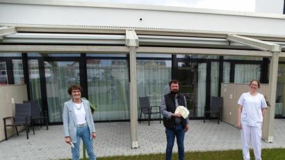 Bild: Dobmeier
Den Spendenerlös von 3500 Euro aus der Kalenderaktion 2020 und 2021 übergab Robert Weiß von der JU Konnersreuth zur Freude von Waltraud Koller-Girke (links) und Dr. Stephanie Kuchlbauer an die Palliativstation für Terrassentischchen.