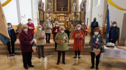 Bild: ibj
Vorsitzende Hildegard Gallitzendörfer (hinten rechts) gratuliert und dankt bei der 50-Jahr-Feier des Hahnbacher Frauenbunds den Gründungsmitgliedern.