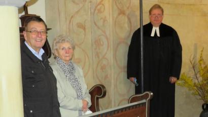 Bild: adj
Nach 36 Jahren gaben Christa und Ludwig Frank (von links) das Amt des Messners auf. Pfarrer Ulrich Gruber bedankte sich für ihr Engagement. Für ein Foto nahmen die drei mit gebührenden Abstand ganz kurz die Masken ab.