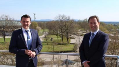 Bild: Hans Prechtl/exb
Florian Luderschmid, (rechts) stellte sich als neuer Regierungsvizepräsident bei Landrat Thomas Ebeling vor.