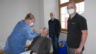 Bild: pop
Im Hammerschloss in Schmidmühlen können sich die Bürger freitags testen lassen. Bürgermeister Peter Braun lässt sich beim Probelauf von Monika Ehrnsberger (First Responder) einen Abstrich nehmen. Mit dabei Apotheker Viktor Hammer und Maximilian Heimler (Leiter First Responder).