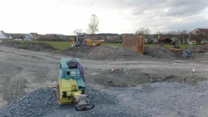 Bild: br
Im Zuge der laufenden Erschließungsarbeiten im Baugebiet „Schlammersdorf-Süd IV“ (Bild) werden im Bauabschnitt A zwei Pilzleuchten aufgestellt. Die Kosten belaufen sich auf knapp 4000 Euro.