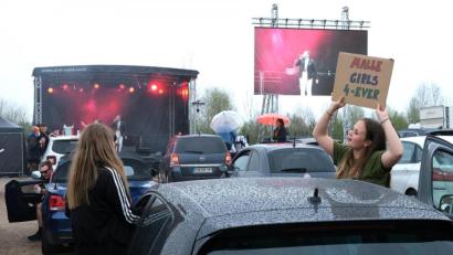 Bild: Hirsch
Die Malle-Girls feierten bei der "Drive-Hin-Party" auf dem ProKart-Raceland-Parkplatz in Wackersdorf. Die Bühnenauftritte wurden auf Großleinwand übertragen.