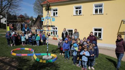 Bild: njn
Bei Sonnenschein stellten die Kinder und Erzieherinnen ihren Maibaum auf.