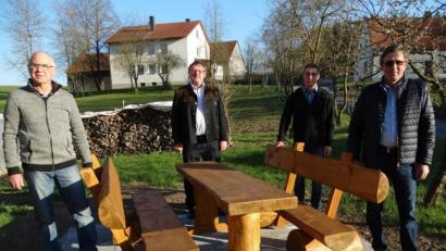 Bild: ct
Einen einst ein unansehnlichen Fleck haben (von rechts) Hubert Merkl, Andreas Merkl und Josef Kredler (links) zu einem gelungenen Dorftreff gestaltet und eine willkommene Rastmöglichkeit geschaffen. Bürgermeister Hans Martin Schertl (Zweiter von links) spendet dafür großes Lob.