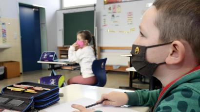 Archivbild: Petra Hartl
Ab Mittwoch können voraussichtlich mehr Schüler im Kreis Amberg-Sulzbach zurück ins Klassenzimmer. Das Landratsamt hat wohl genügend Tests an die Schulen verteilt.