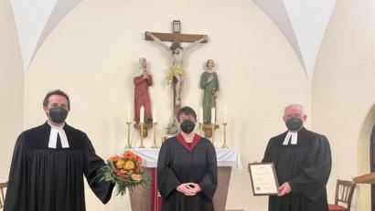 Bild: wku
Pfarrer Stefan Fischer (links) und Pfarrer Norbert Schlinke (rechts) führen Margot Biegler in das Amt einer Lektorin ein.
