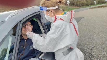 Bild: do
Auch Schlammersdorfs Bürgermeister Johannes Schmid nutzt die Gelegenheit, sich an der Drive-In-Station in Vorbach einem Corona-Schnelltest zu unterziehen.