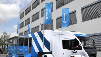 Bild: Petra Hartl
Der Conrad-Truck neben der OTH bietet Schulen und Institutionen eine Beratung zum Thema Digitalisierung des Lernens.