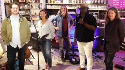 Bild: mfh
Von der Idee bis zum Livestream hatte die Band nur 14 Tage Zeit. Von links Felix Gleixner, Diana Laden, Michael Dandorfer, Ashonte „Dolo“ Lee und Toby Mayerl.