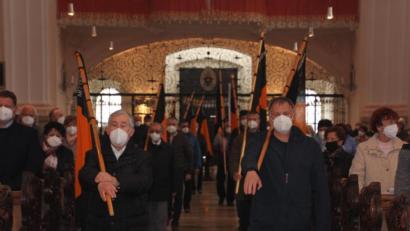 Bild: kro
Die Banner der neun Kolpingsfamilien im Bezirksverband Tirschenreuth zogen in die Basilika Waldsassen ein.