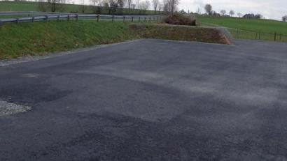 Bild: twg
Die neue Asphaltdecke bei der Grüngutablagestelle Pullenreuth ist fertiggestellt. Sie kann nun von den Pullenreuther Bürgern leichter angefahren werden.