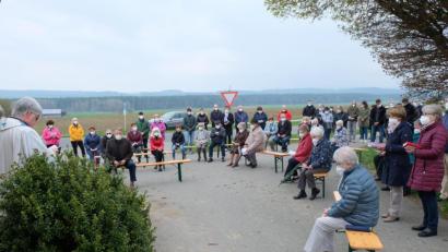Bild: do
Bemerkenswert groß ist auch in der Coronapandemie die Zahl der Marienverehrer bei der traditionellen Maiandacht im Freien vor der Marienkapelle in Thomasreuth.